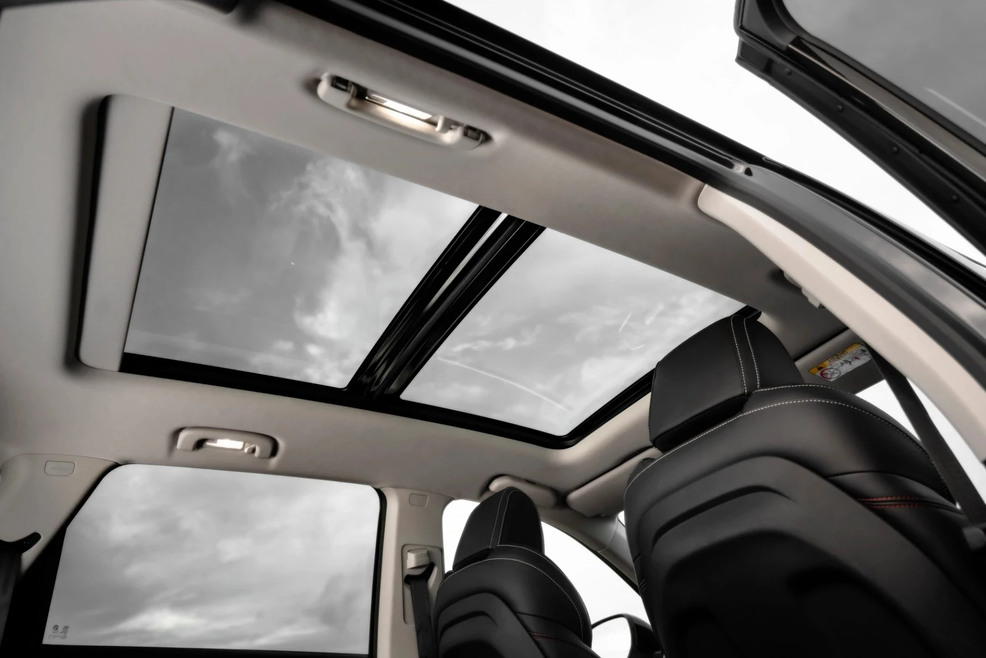 Maxus Euniq6 Exclusive 9