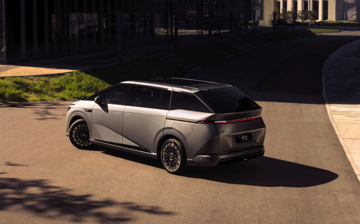 XPENG X9 AWD Performance 5