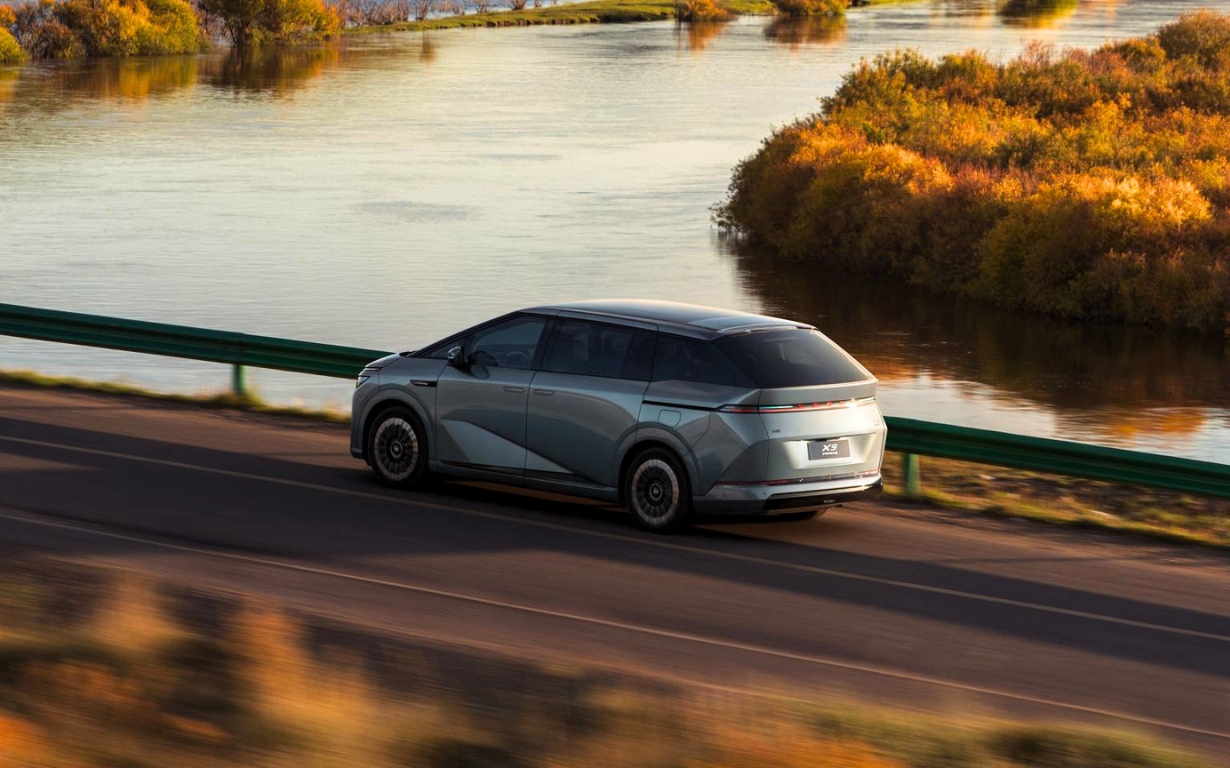 XPENG X9 AWD Performance 10