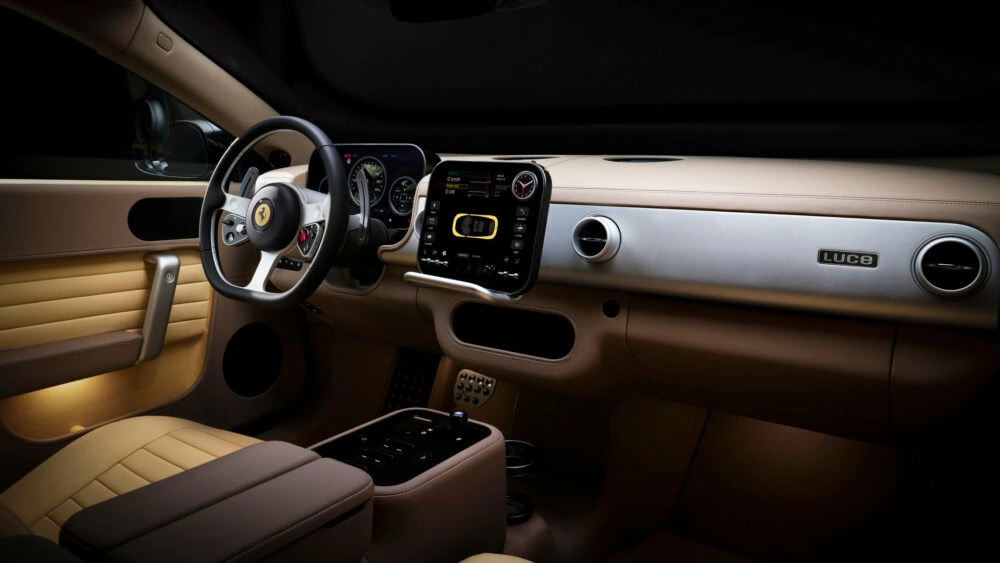 Ferrari Luce interiør med Ferrari-ratt, analogt instrumentpanel og "Luce"-skilt på dashbordet – designet av Jony Ive og LoveFrom