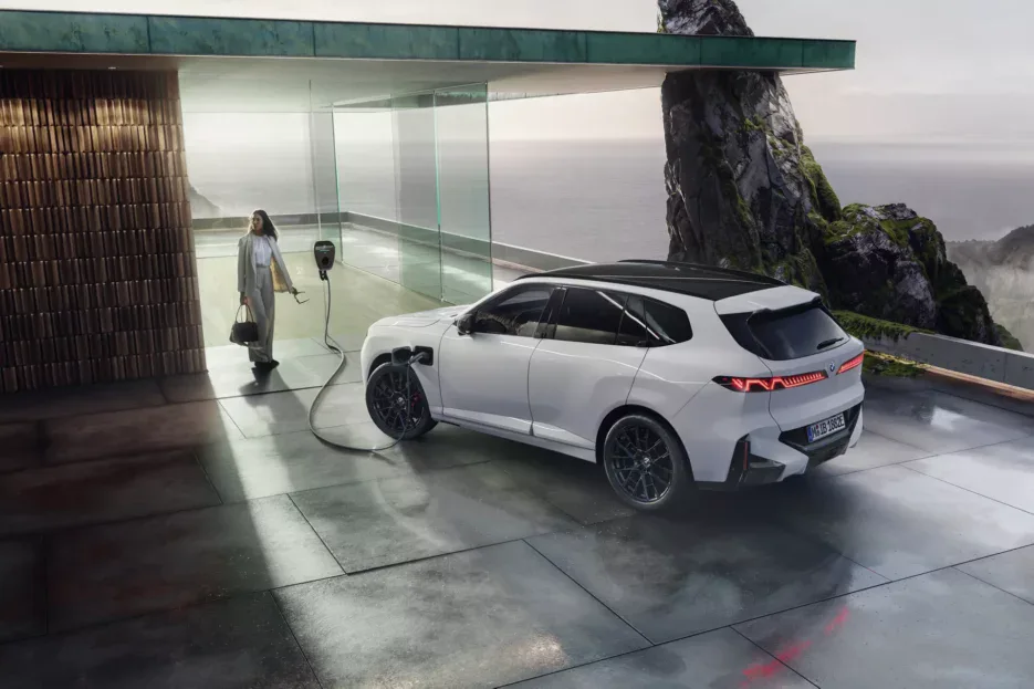 Nye BMW X5 M60e plug-in hybrid lades ved hjemmelader, vist på Leanor