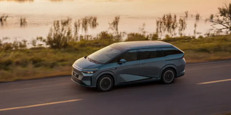 XPENG X9: elektrisk MPV med 7 seter og luftfjæring